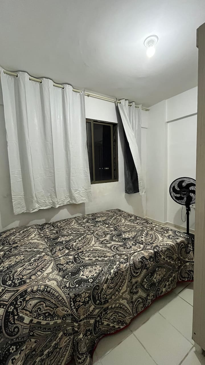 Dobro prozračen smještaj, udoban bračni krevet, ormar za odjeću i deke, ručnici i dodatne plahte.