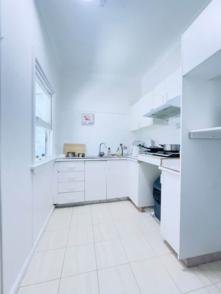 步行到Fairfield火车站 4分钟（300米），步行到超市 8分钟的阳光明媚单人房 - Fairfield