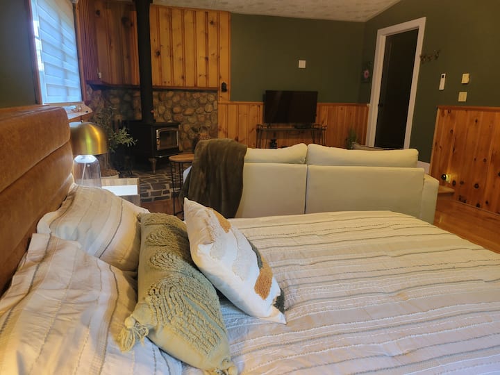 Удобно легло с чаршафи от памук с 600 нишки. Четири възглавници за легло.  Уведомете ни, ако ви трябват още възглавници. 