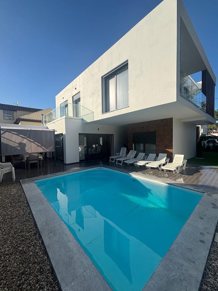 Aroeira Beach Home - Amora