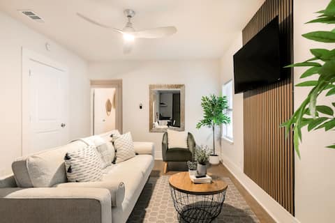 Popular Airbnb listing: Green Envy- 2Kings/3Tvs/Central in Perry Heights