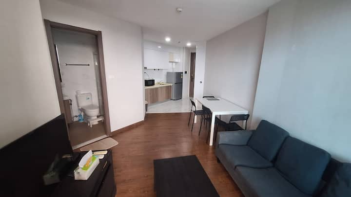Stylish 38sqm Condo Near Huai Khwang | Pool & Gymo - Bangkok