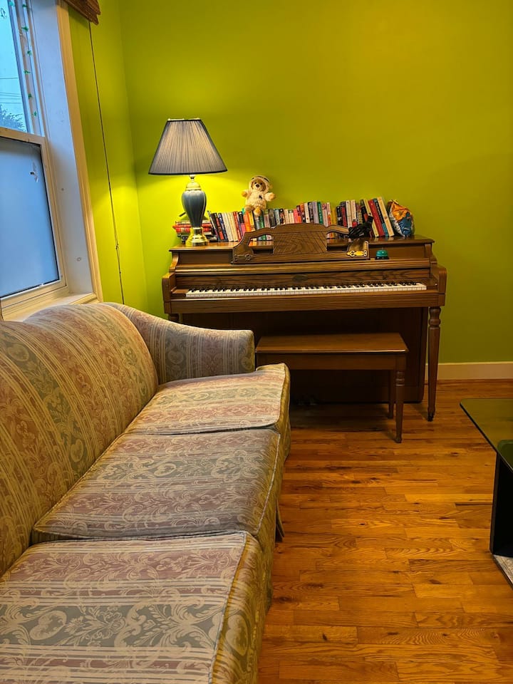 Spacious & Cozy Downtown Gem! - Paradise