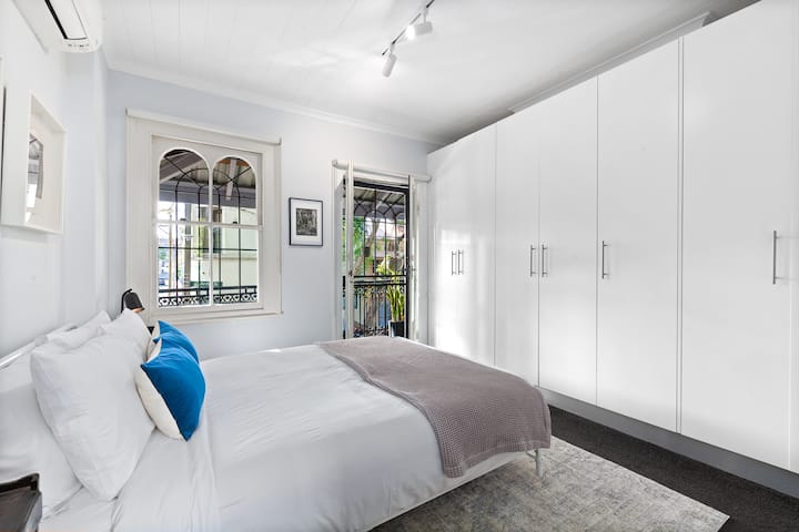 في الطابق الأول، ستجد ملاذًا هادئًا مع سرير بحجم متوسط وشرفته الخاصة، بالإضافة إلى مساحة خزانة ملابس لمقتنياتك.
