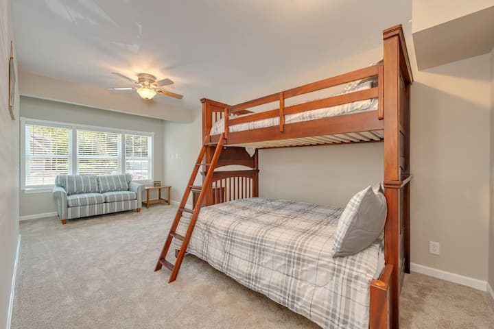 Kitanda cha watu wawili kwenye ghorofa ya chini, kitanda cha watu wawili juu.