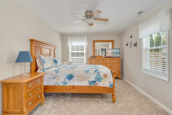 Chumba cha kulala cha malkia cha ghorofa ya chini.