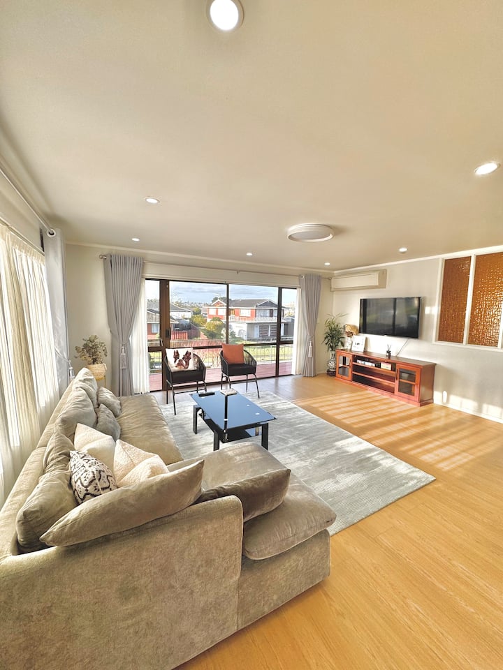 Sunny, Newly Renovated Home 
 In East Auckland - Waiheke Island