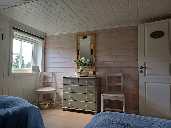 หน้าต่างมีม่านม้วนสีเข้มสำหรับปิดบังแสง