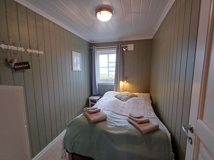 ห้องนอน 2: เตียงคู่กว้าง 140 ซม. หน้าต่างมองเห็นทะเล