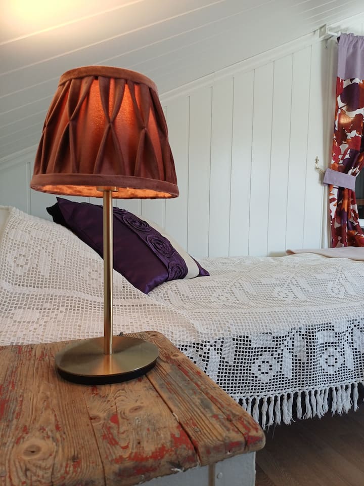 ห้องนอนที่ 4 เรียกว่าป้าวิโอเล็ตและมีสีม่วง/เบอร์กันดี/น้ำตาลเป็นธีมสี