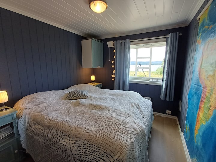 ห้องนอน 1 มีเตียงคู่กว้าง 180 ซม.  ที่นี่คุณสามารถตื่นขึ้นมาพร้อมกับวิวทะเล