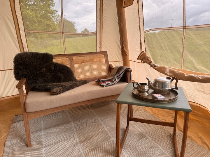 Tiny Caravan By Steam Trains • Firepit Under Trees - 英國