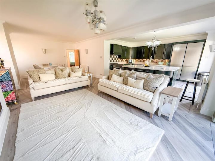 Oceanfront 4br Beach Retreat - Clacton-on-Sea