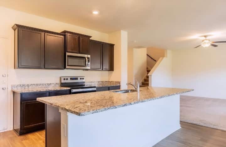 Peaceful Luxe Stay W/pool - Elgin, TX