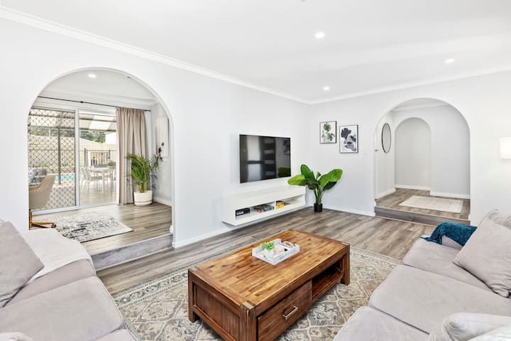 Stunning Family Entertainer With Pool! - Joondalup