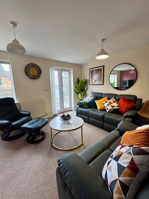 Stylish 5BR Retreat :Free Parking w/King Bed
