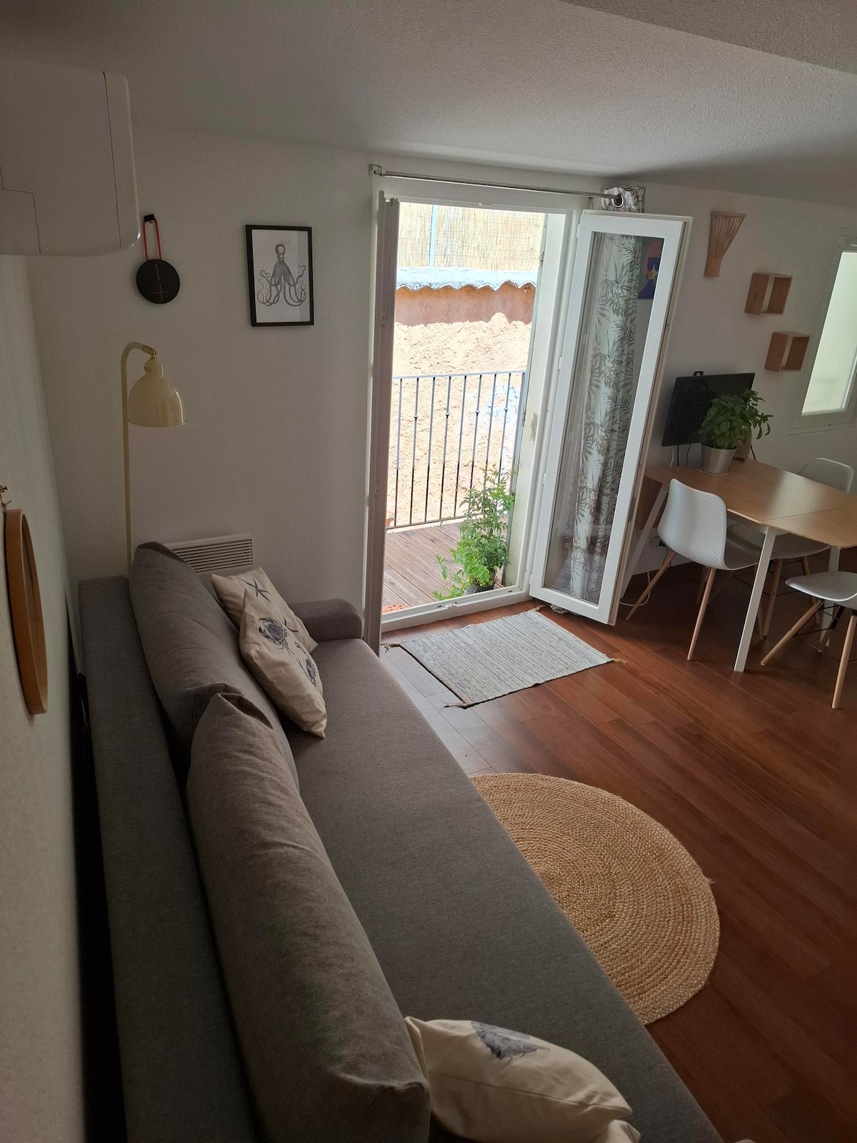 Acceso al balcón, que da a un patio interior.