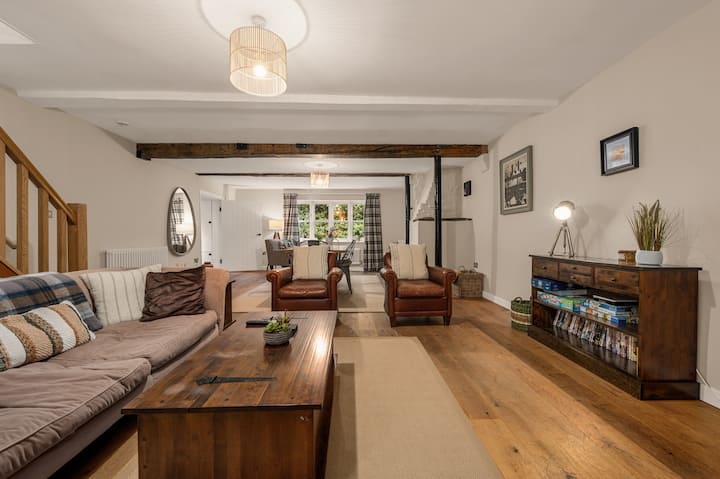 2 Bed Bowdon Cottage | Free Parking - Altrincham
