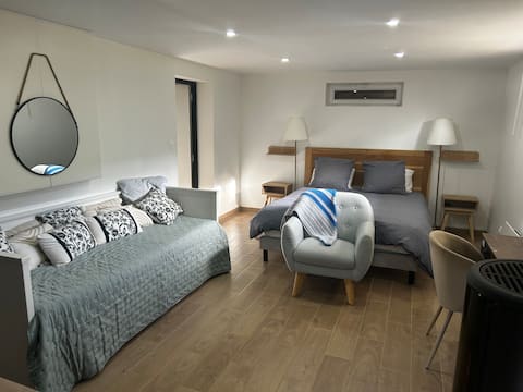 Independent suite with kitchenette & garden