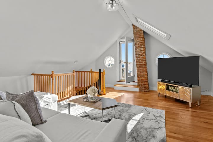 Sala de estar 2. Se abre a la cubierta superior totalmente amueblada. ¡VISTAS AL AGUA DESDE LA TERRAZA Y LA HABITACIÓN! 
* Sofá cama extraíble de alta gama (tamaño queen, imagen incluida en el anuncio)*