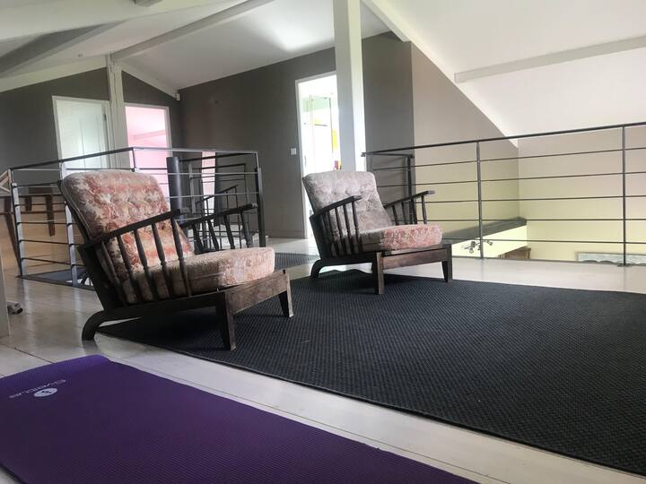 Mezzanine inayohudumia bafu-wc na vyumba viwili vya kulala vyenye vitanda 140.