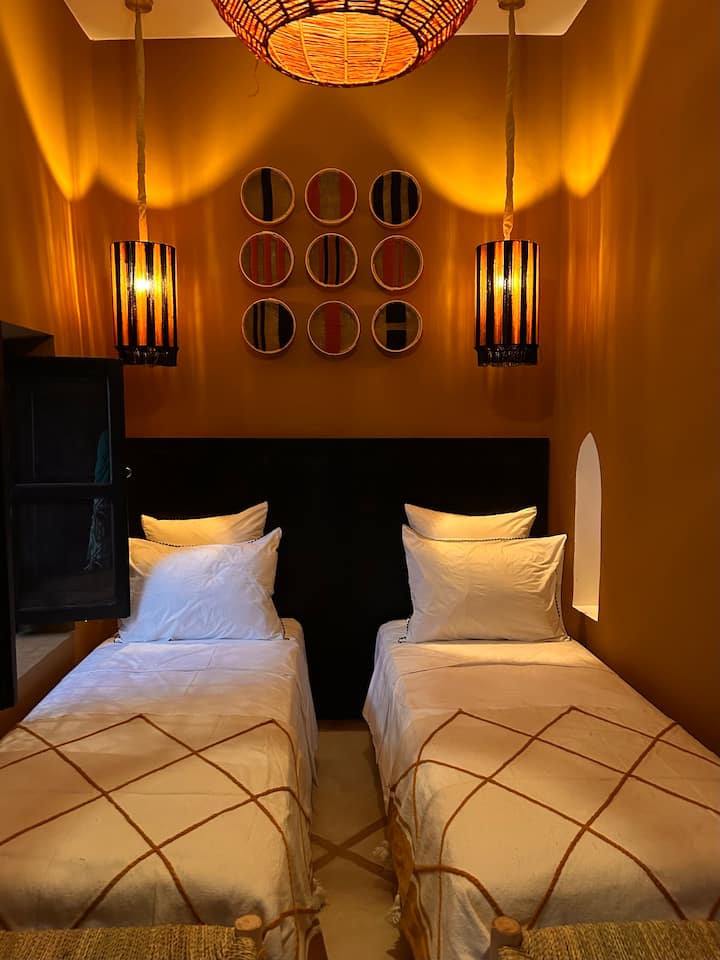 这间客房可设置为160厘米的标准双人床或2张80厘米宽的小床。