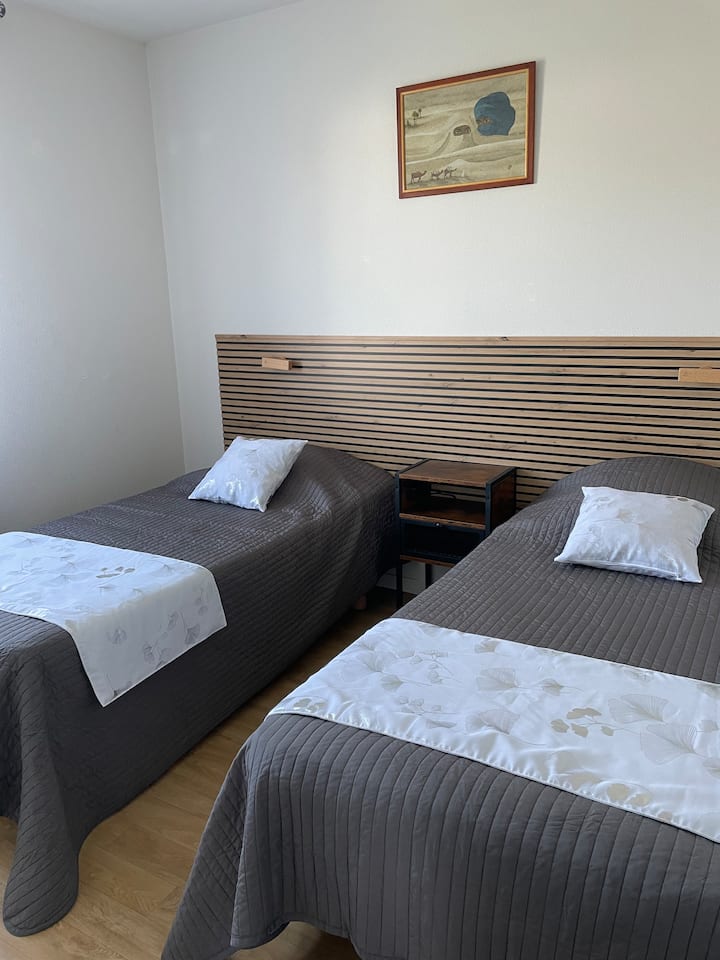 2 kreveta širine 90 cm ili 1 krevet širine 160 cm
Iznajmljuje se bez posteljine
Posteljina za krevet širine 160 cm uz nadoplatu od 20 € ili 10 € za jednostruki krevet

Spavaće sobe nalaze se na 1. katu kuće.