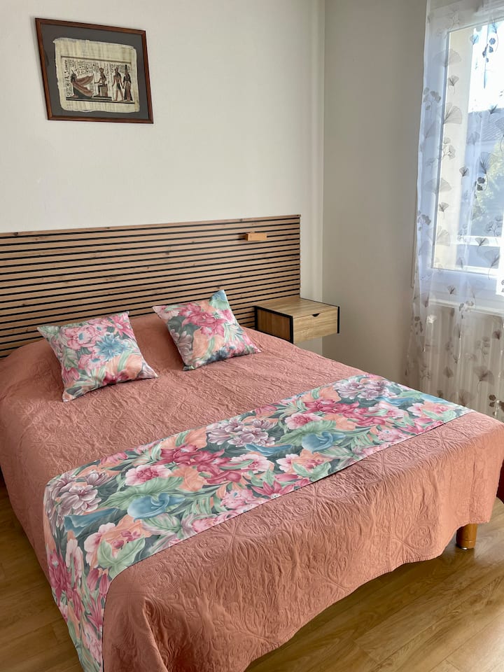Krevet od 140 cm.
Iznajmljuje se bez posteljine
Opcija posteljine dodatnih 20 €/krevet

Spavaće sobe nalaze se na 1. katu kuće