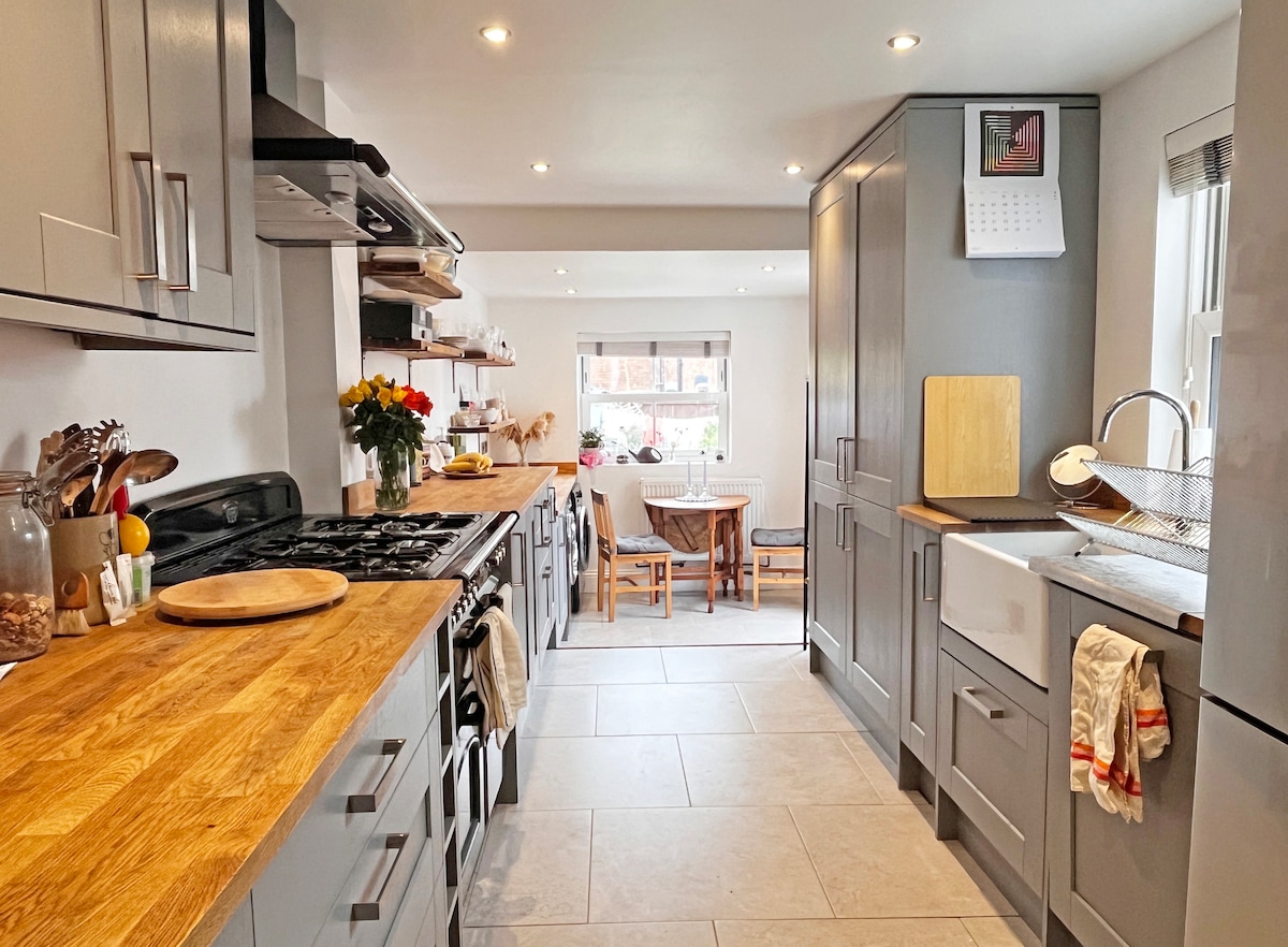 Great en-suite Superking attic rm nr Malvern hills