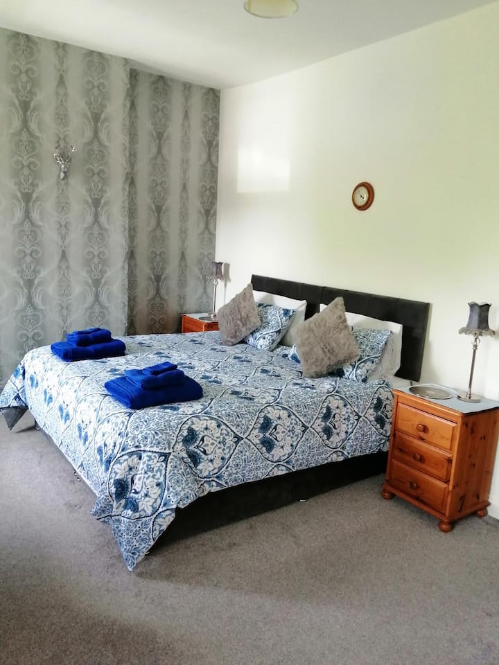 Le lit est un super-king size zip'n'link qui peut être séparé en deux lits simples sur demande.
Chauffage au sol.