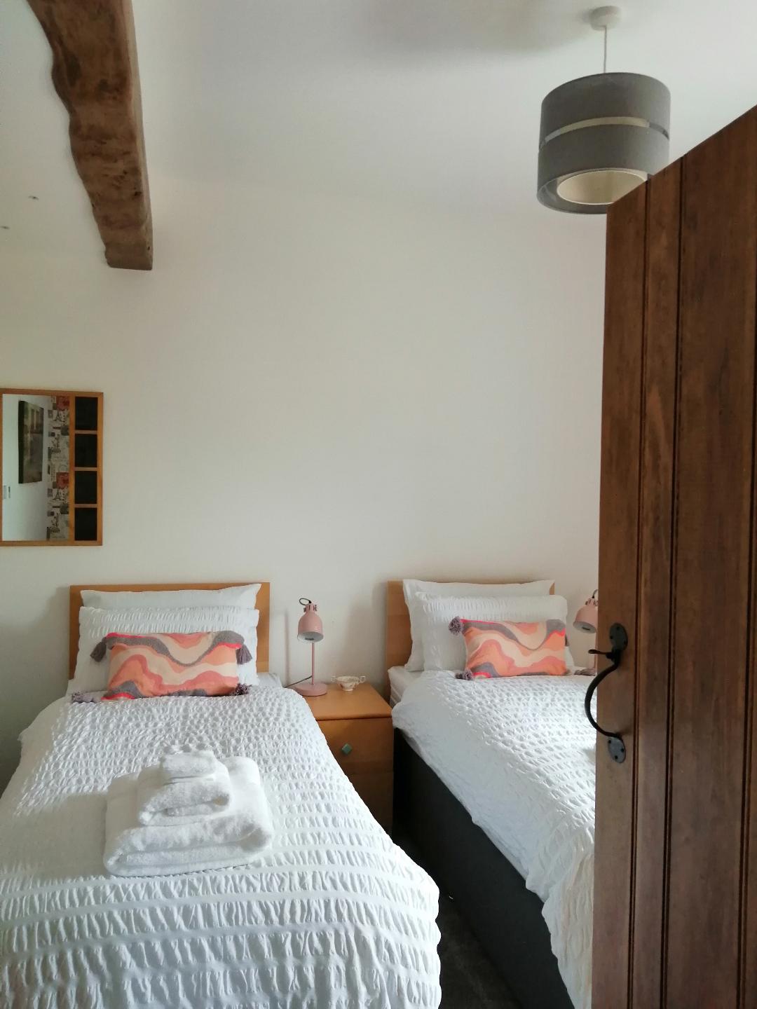 Леглото е малко суперголямо, така че може да се събере, ако бъде поискано. 
Тази стая има подово отопление.