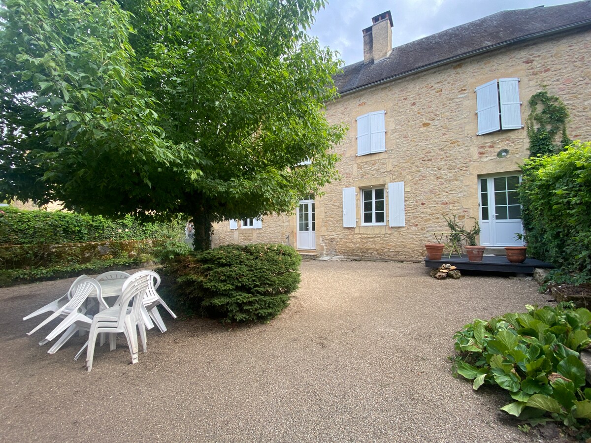 Maison de ville parking jardin - Montignac