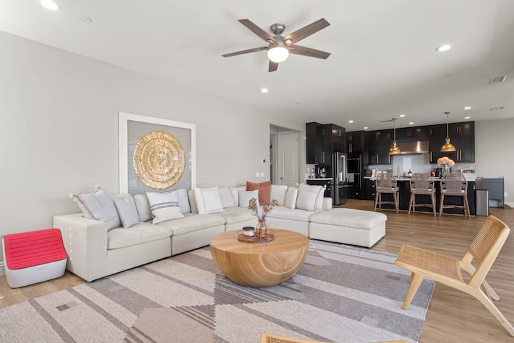 Outstanding Modern Spacious 5/3 Home Santa Clarita - Santa Clarita, CA