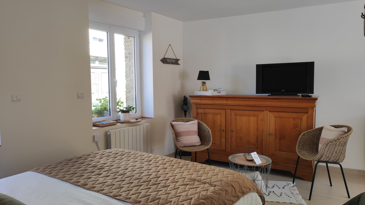 დასასვენებელი სივრცე, ტელევიზორი, ვიდეოპროექტორი (ჭერი ან კედელი), მუსიკა, თამაშები, წიგნები