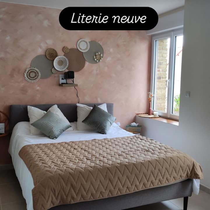 Kitanda cha ukubwa wa malkia sentimita 160 na 200.
Mashuka ya pamba.
Sehemu ya chumba cha kulala inaangalia nafasi mbili kwenye kingo za Lys (mto), je, utaishangaza familia ya bata kwa kufungua dirisha?!
Vizingiti vya umeme.