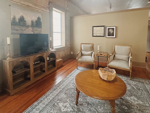 Successful Airbnb property: Hearth & Hue: Historic Stay above Art Studio in Waco