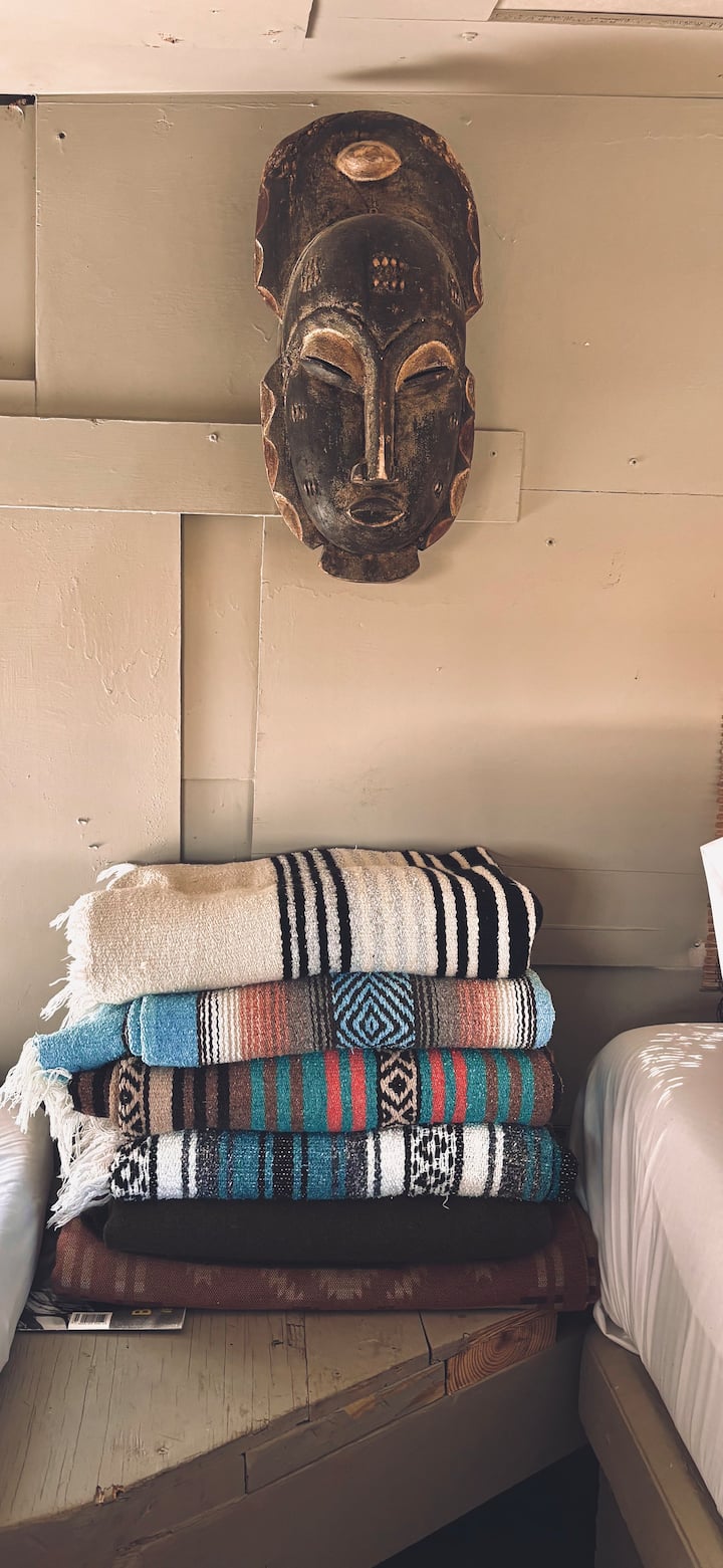 Mantas de fogata y máscara tallada de Malí que convertimos en una luz roja