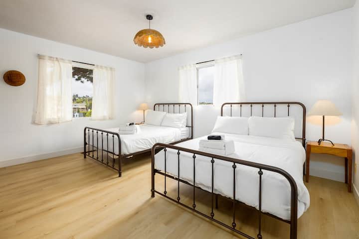 توفر غرفة النوم المشرقة والمتجددة الهواء هذه ملاذًا مريحًا لإقامتك، وتتميز بسريرين مريحين مع بياضات بيضاء ناعمة، مما يجعلها مثالية لنوم مريح.