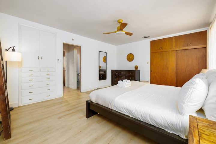 يتميز بسرير مريح بحجم كوين مع بياضات بيضاء ناعمة، ومساحة تخزين واسعة مع أدراج مدمجة وخزانة ملابس كبيرة، ومروحة سقف أنيقة لراحتك. تحتوي الغرفة أيضًا على مرآة كاملة الطول وخزانة ملابس مع مساحة تخزين إضافية.