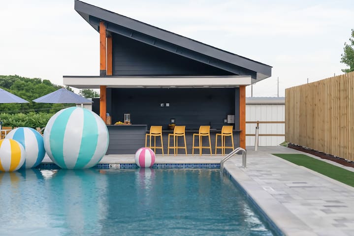 Luxury Rooftop, Pool, Sauna, Downtown view gallery image 2