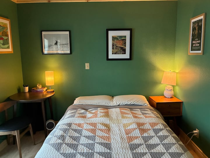Cozy Bookstore Studio In Port Orford - Port Orford, OR