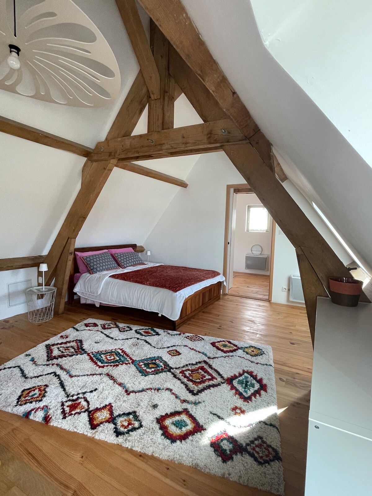 Slaapkamer boven! Ochtendlicht mag niet worden belemmerd 
Kleine aangrenzende kamer met opbergruimte en babybed of extra matras voor kinderen 