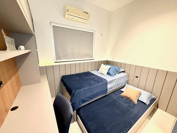 مكيف الهواء في الصورة لا يعمل. في الوقت الحالي، يتم توفير مروحة محمولة في هذه الغرفة. 