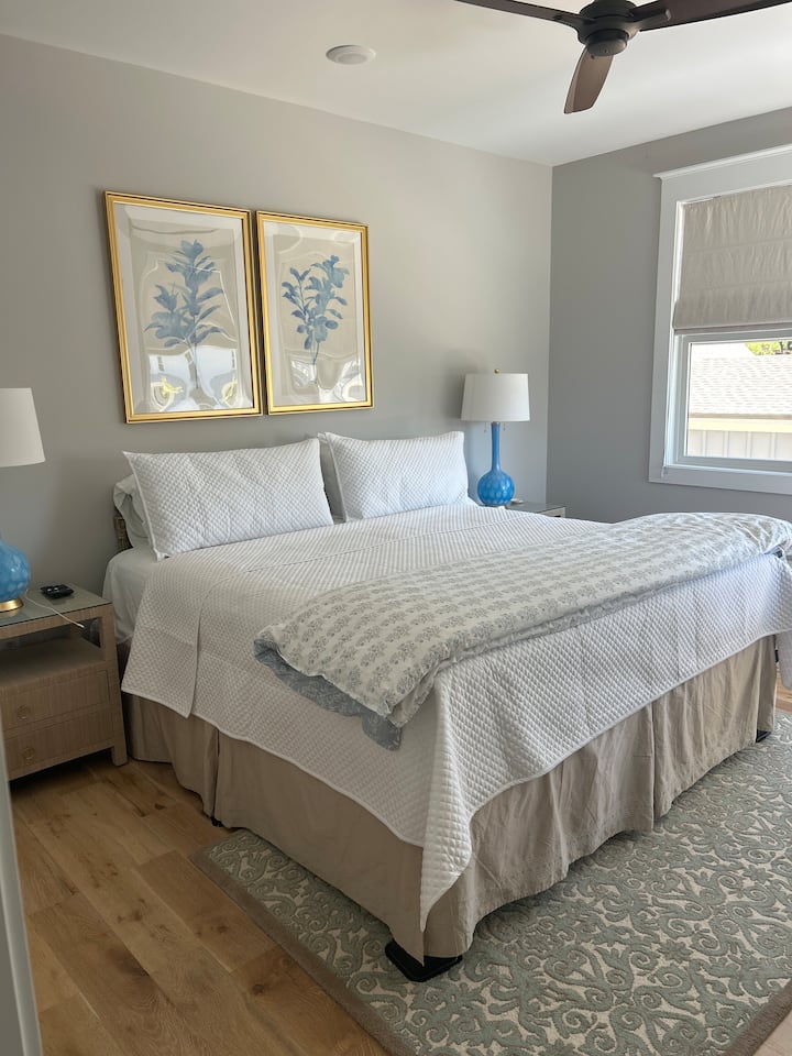 Ზემოთ საძინებელი 2 დიდი საწოლით. 