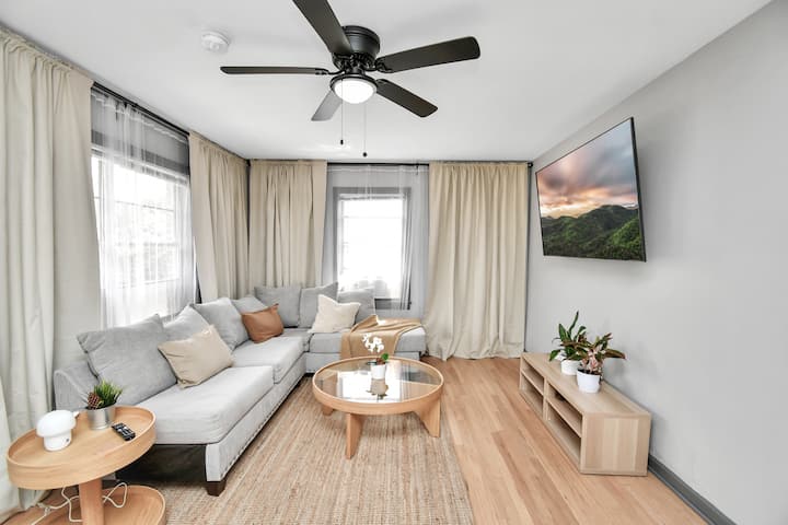 חלל מגורים מרווח ומאוורר עם עיצוב מינימליסטי מודרני — המקום המושלם להירגע או לעבוד.