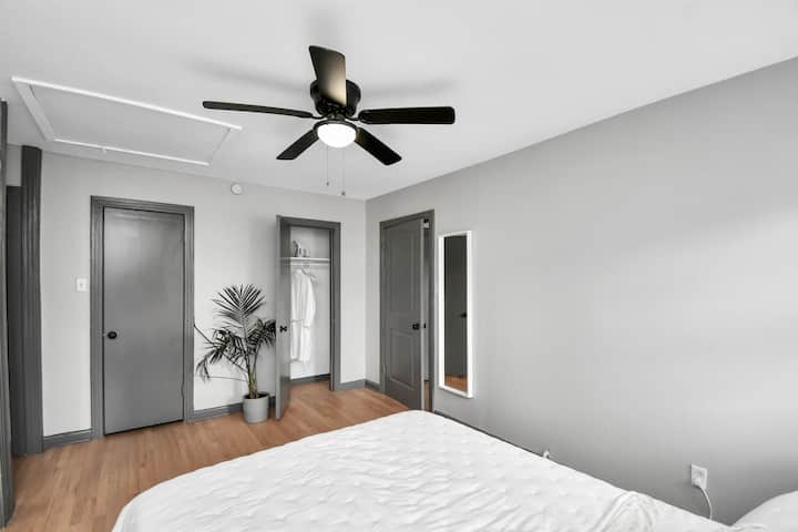 חלוק רחצה ומגהץ קיטור לחוויה כמו בספא.