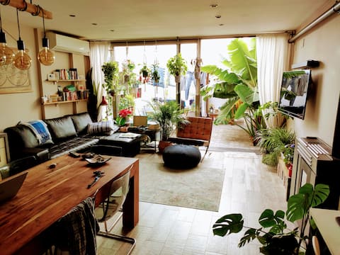 Bright, Modern Flat with Patio and strong wifi