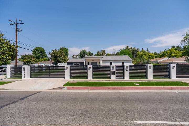 Luxury Summer Getaway in Encino gallery image 5