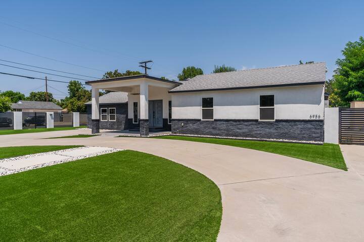 Luxury Summer Getaway in Encino gallery image 2