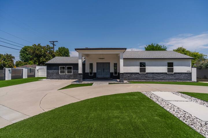 Luxury Summer Getaway in Encino gallery image 4